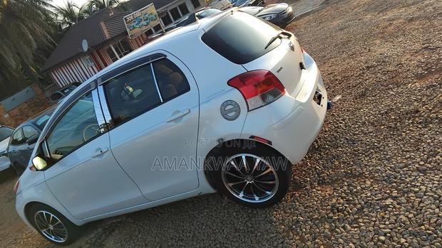 Toyota Vitz 2010 Pearl
