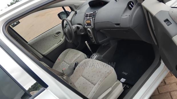 Toyota Vitz 2010 Pearl