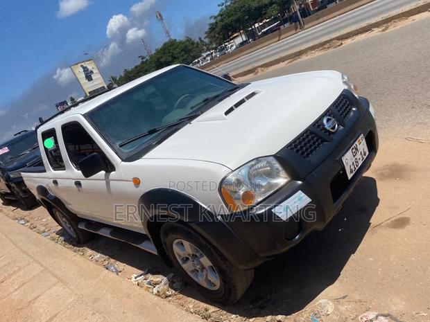 Nissan Hardbody 2014 White