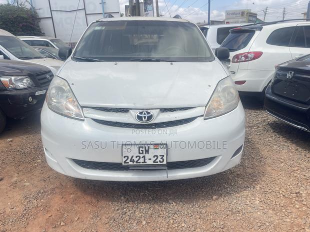 Toyota Sienna 2010 White