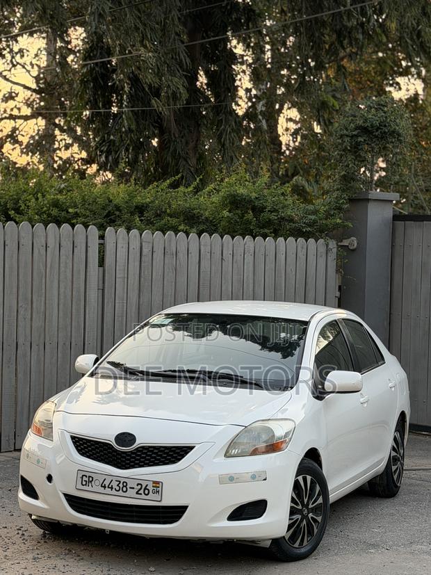 Toyota Yaris SE Hatchback 5dr 2012 Silver