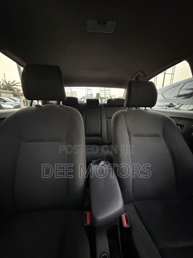 Toyota Yaris SE Hatchback 5dr 2012 Silver