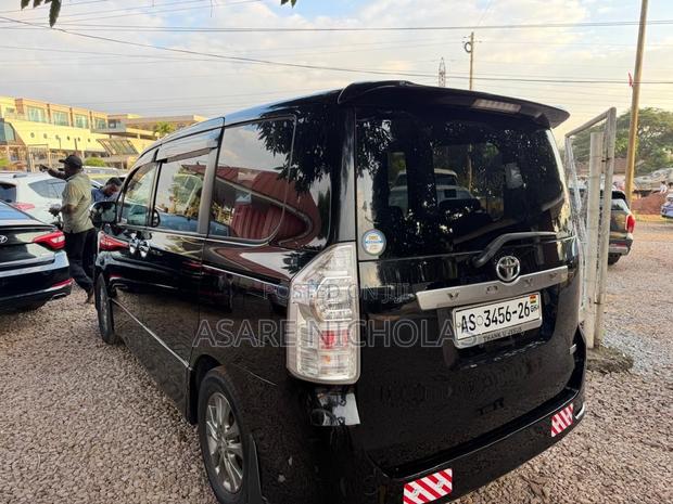Toyota Voxy 2013 Black