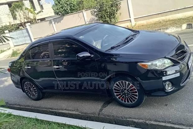 Toyota Corolla LE 4dr Sedan (1.8L 4cyl 4A) 2013 Black