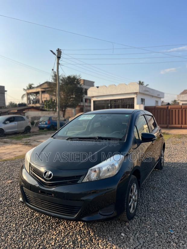 Toyota Vitz 1.3 FWD 5dr 2013 Black