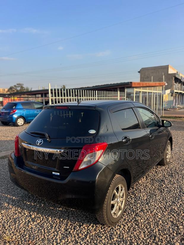Toyota Vitz 1.3 FWD 5dr 2013 Black