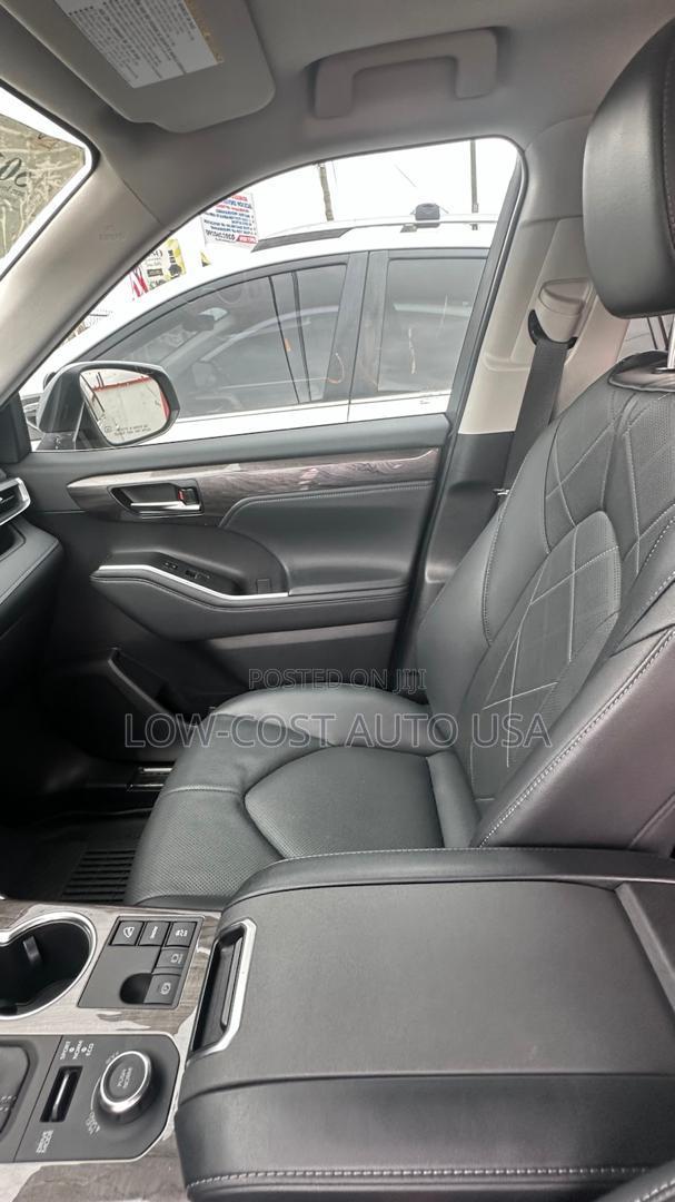Toyota Highlander Limited AWD 2023 Gray