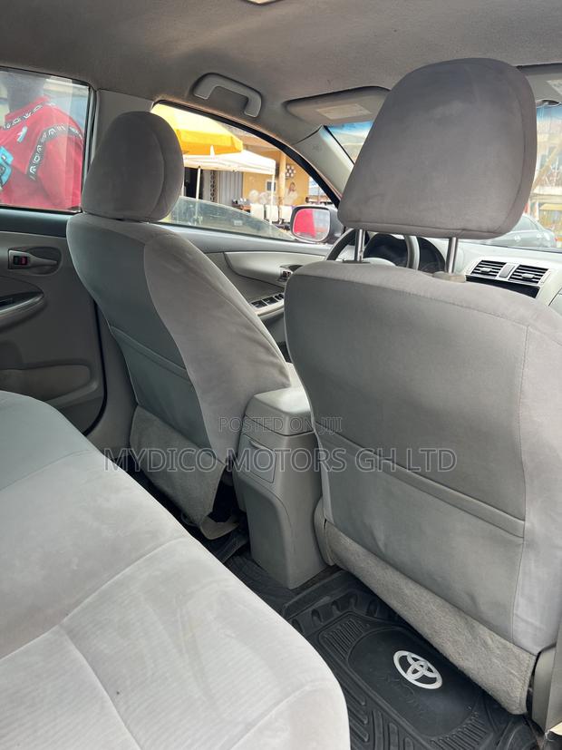 Toyota Corolla LE 4dr Sedan (1.8L 4cyl 4A) 2010 Silver
