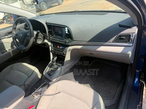 Hyundai Elantra Limited Sedan FWD (2.0L 4cyl 6A) 2017 Blue