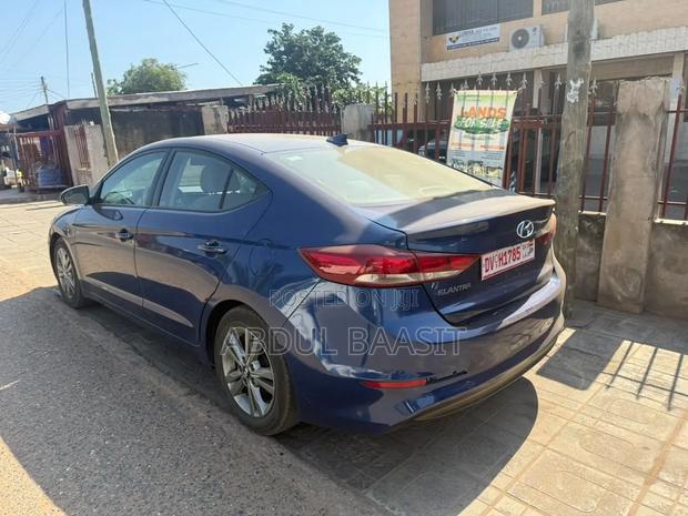 Hyundai Elantra Limited Sedan FWD (2.0L 4cyl 6A) 2017 Blue