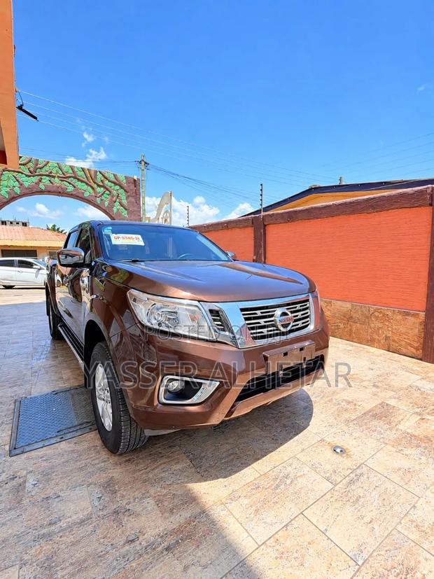 Nissan Navara 2017 Brown
