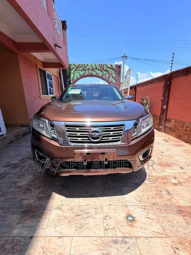Nissan Navara 2017 Brown