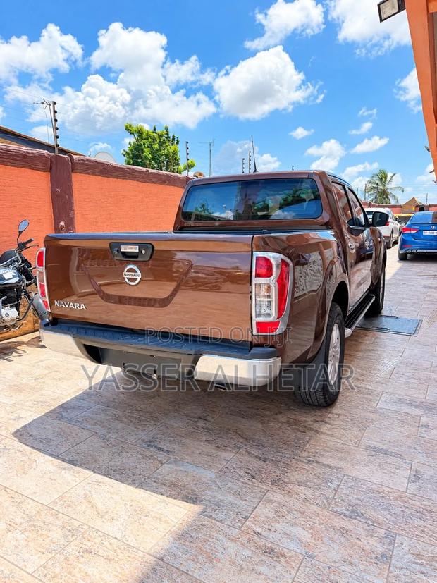 Nissan Navara 2017 Brown