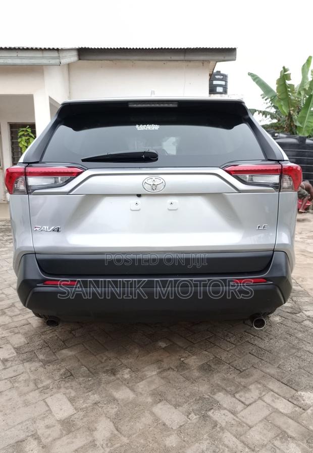 Toyota RAV4 XLE AWD 2024 Silver