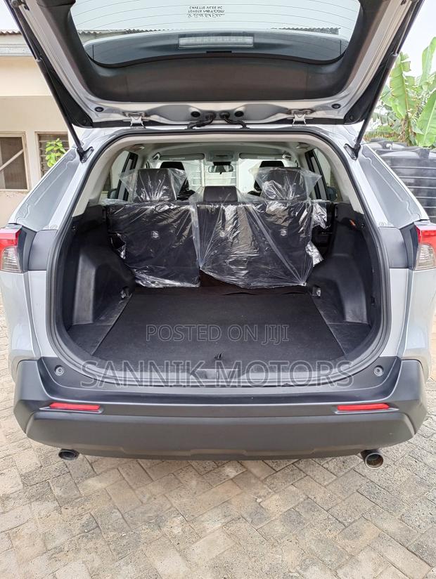 Toyota RAV4 XLE AWD 2024 Silver