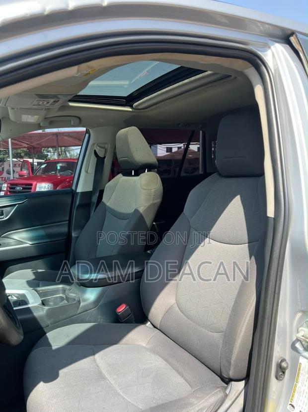 Toyota RAV4 XLE Premium AWD 2019 Silver
