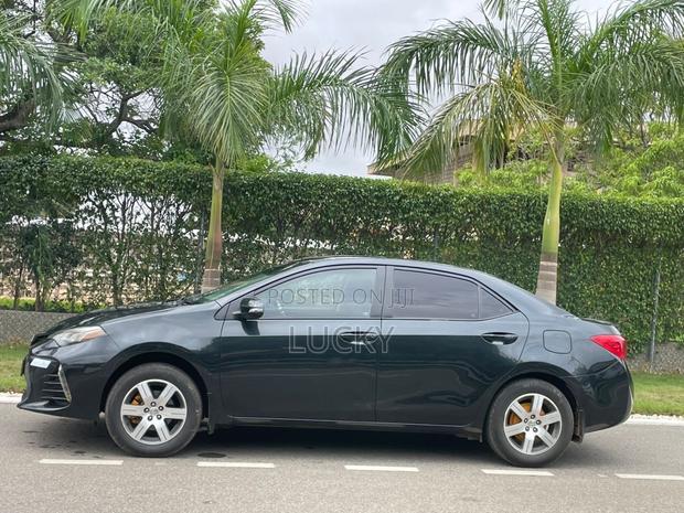 Toyota Corolla SE (1.8L 4cyl 6M) 2018 Black