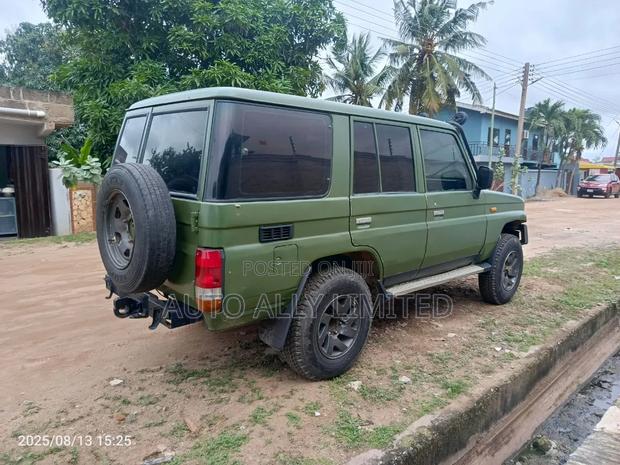 Toyota Land Cruiser 79 Series 2000 Green