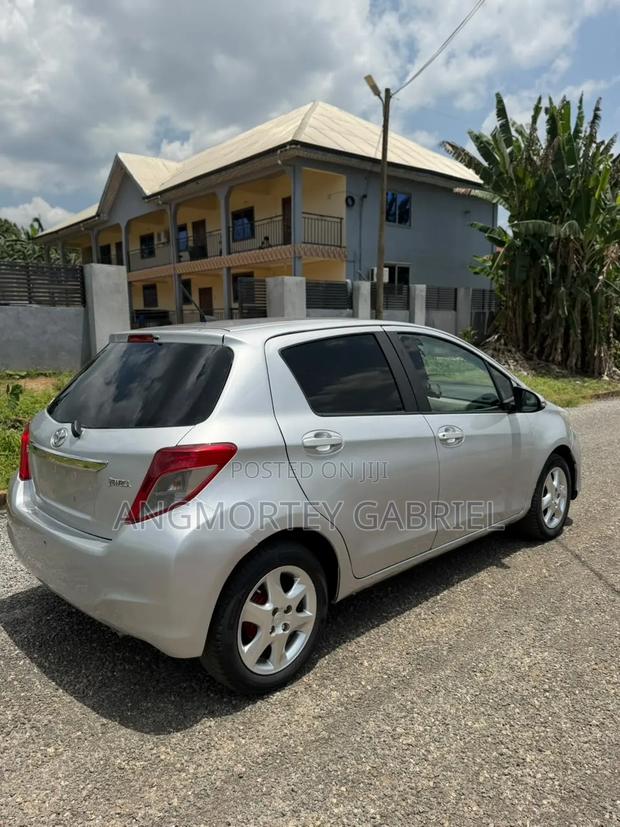 Toyota Vitz 2013 Silver
