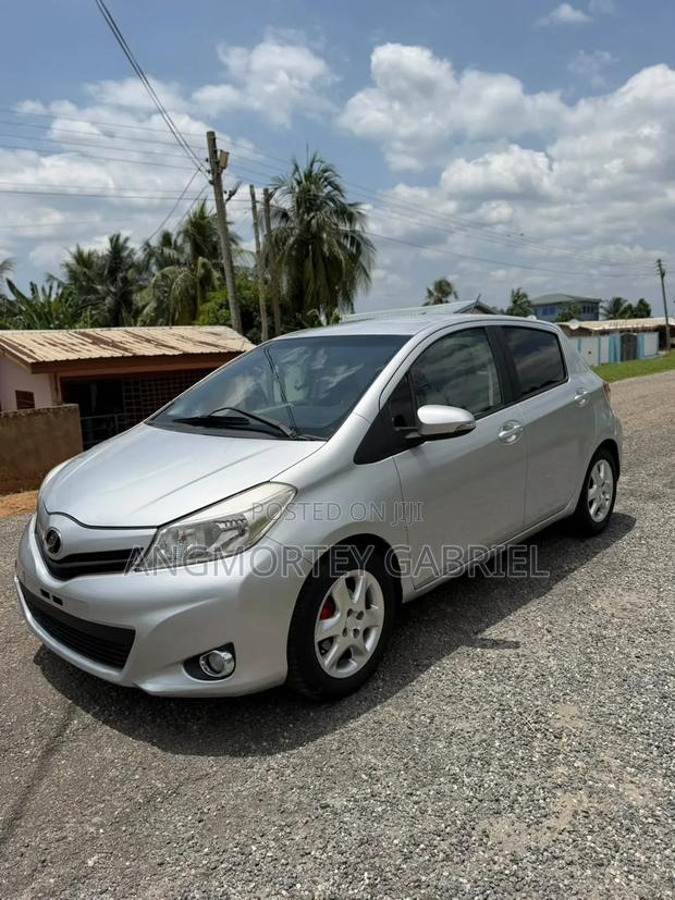 Toyota Vitz 2013 Silver