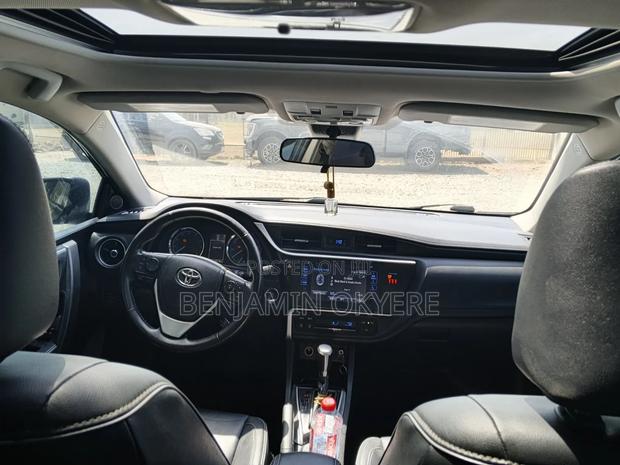 Toyota Corolla XLE (1.8L 4cyl 2A) 2019 Gray