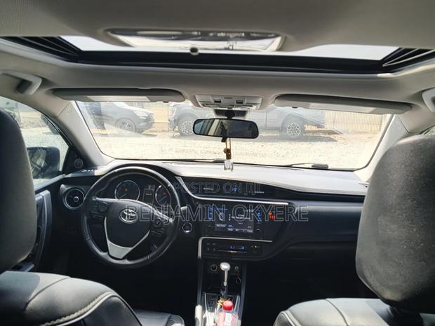 Toyota Corolla XLE (1.8L 4cyl 2A) 2019 Gray