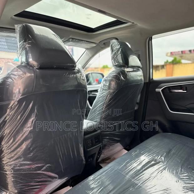 Toyota RAV4 XLE 2021 Silver