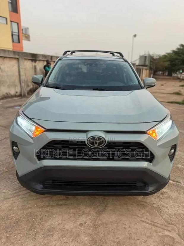 Toyota RAV4 XLE 2021 Pearl