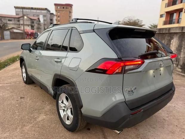 Toyota RAV4 XLE 2021 Pearl