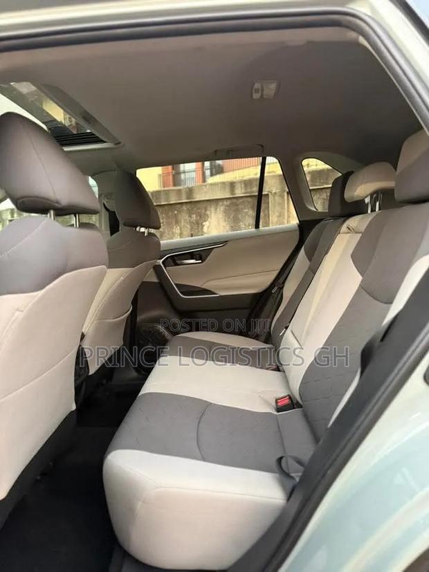 Toyota RAV4 XLE 2021 Pearl