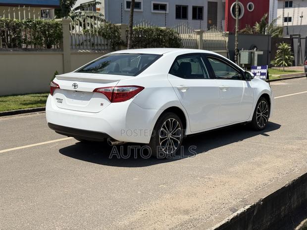 Toyota Corolla LE 4dr Sedan (1.8L 4cyl CVT) 2016 White