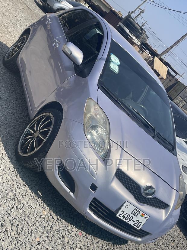 Toyota Vitz 2010 Silver