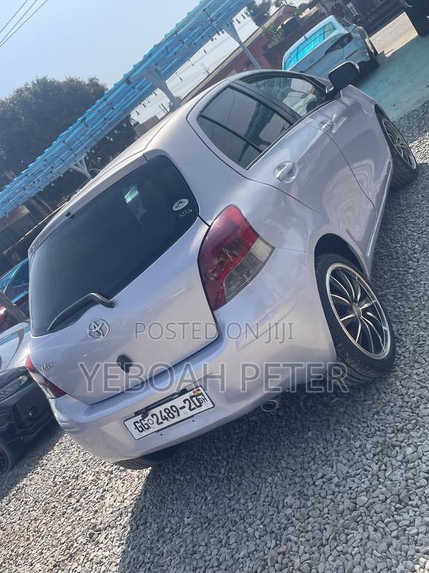 Toyota Vitz 2010 Silver
