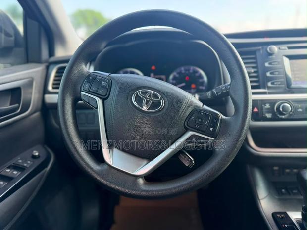 Toyota Highlander LE 2019 White
