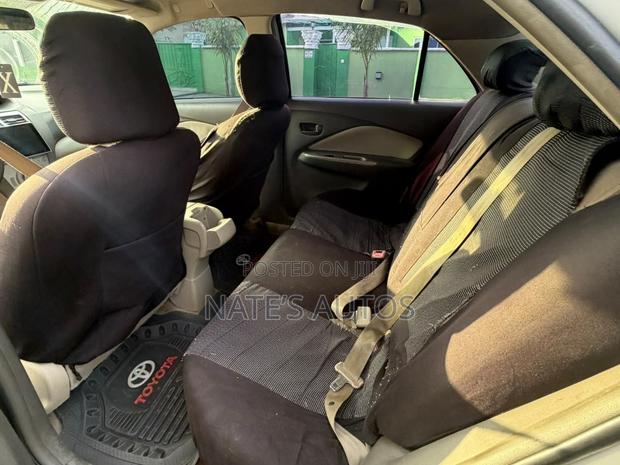 Toyota Belta 2011 Silver