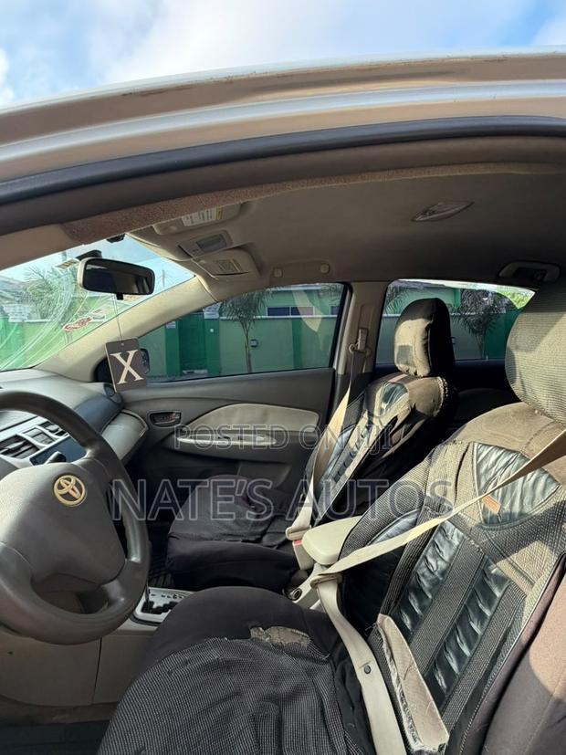 Toyota Belta 2011 Silver