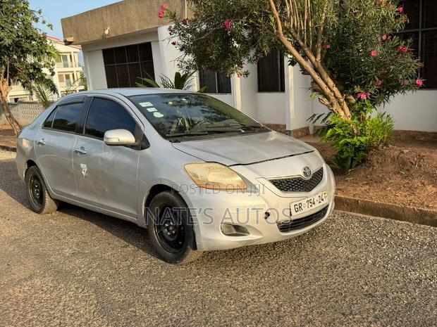 Toyota Belta 2011 Silver