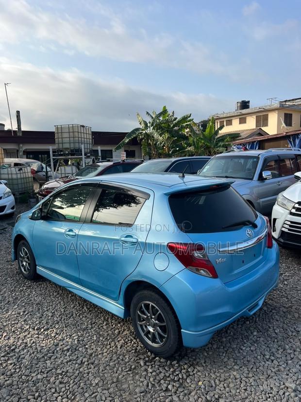 Toyota Vitz 1.3 AWD 5dr 2015 Blue