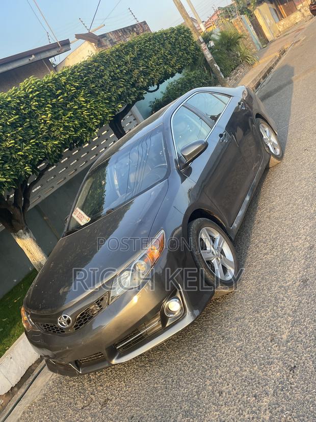 Toyota Camry SE 4dr Sedan (2.5L 4cyl 6A) 2014 Gray