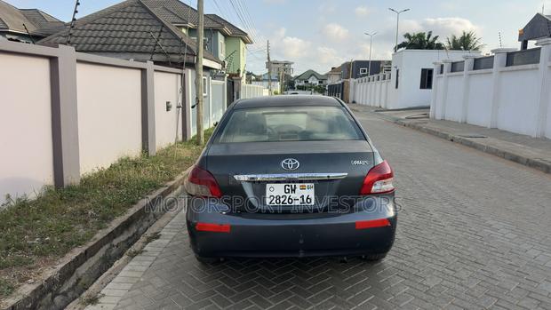 Toyota Yaris Base Sedan 4dr 2010 Gray
