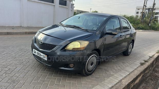 Toyota Yaris Base Sedan 4dr 2010 Gray