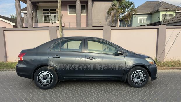 Toyota Yaris Base Sedan 4dr 2010 Gray
