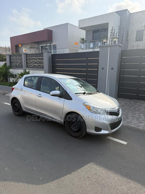 Toyota Yaris LE Hatchback 5dr 2013 Silver