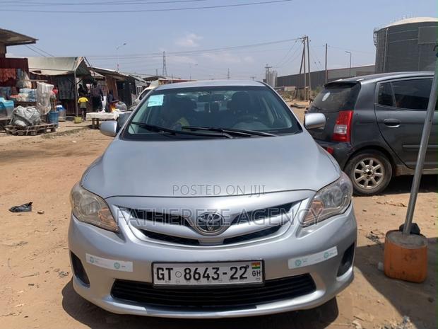 Toyota Corolla LE 4dr Sedan (1.8L 4cyl 4A) 2011 Silver