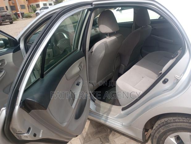 Toyota Corolla LE 4dr Sedan (1.8L 4cyl 4A) 2011 Silver
