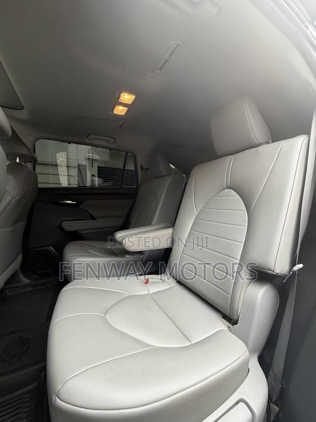 Toyota Highlander XLE 2022 Gray