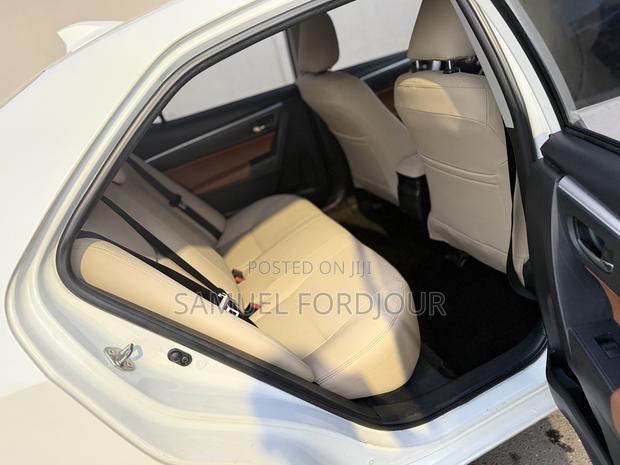 Toyota Corolla LE Eco (1.8L 4cyl 2A) 2018 White