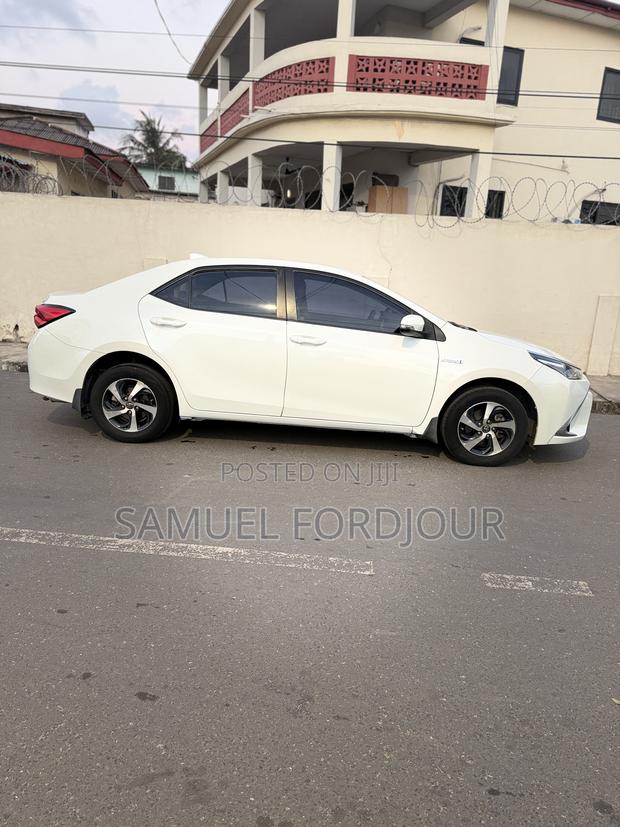 Toyota Corolla LE Eco (1.8L 4cyl 2A) 2018 White