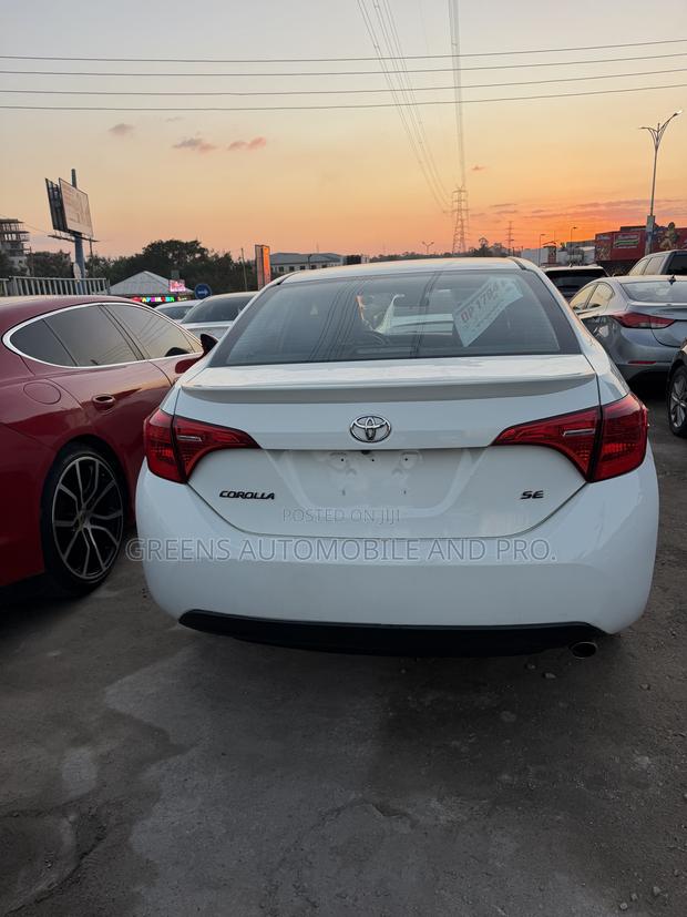Toyota Corolla SE Special Edition 4dr Sedan (1.8L 4cyl CVT) 2017 White