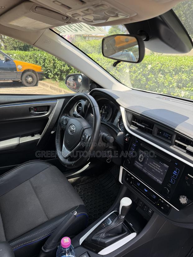 Toyota Corolla SE Special Edition 4dr Sedan (1.8L 4cyl CVT) 2017 White